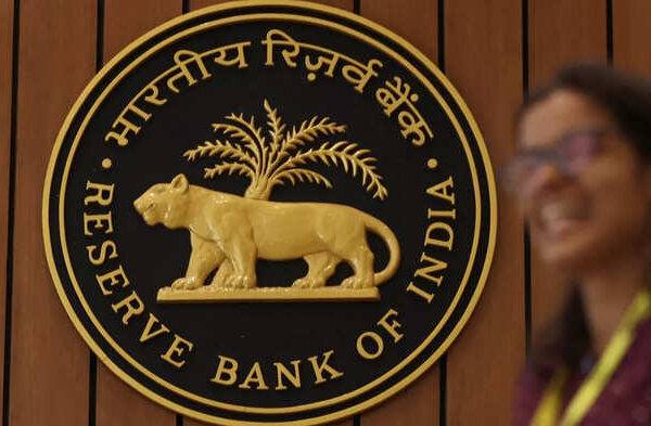 भारतीय रिजर्व बैंक (RBI) द्वारा द सिटी कोऑपरेटिव बैंक का लाइसेंस रद्द होने की सूचना, ग्राहकों को सुरक्षित राशि और वित्तीय स्थिति की जानकारी।