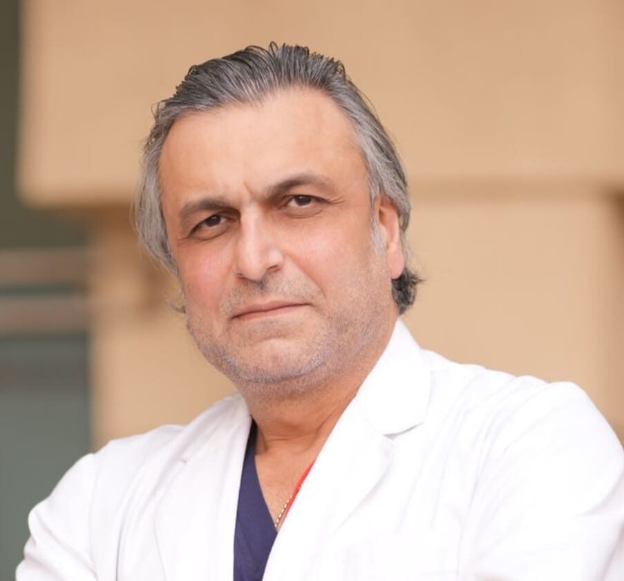 गाजियाबाद में डॉ. आशीष गौतम द्वारा इंट्रा गैस्ट्रिक बैलून के माध्यम से वजन घटाने की जानकारी देते हुए एक मरीज के साथ।