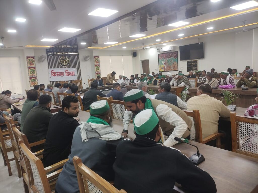 जिलाधिकारी दीपक मीणा किसान दिवस बैठक में भाग लेते हुए, किसानों से संवाद करते हुए